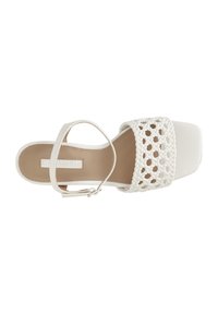 Sandal aperto bianco con tomaia intrecciata e tacco quadrato. Presenta una cinghia alla caviglia con fibbia e una soletta liscia al tatto.
