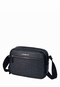 Borsa in materiale sintetico nero con motivo ripetuto del logo "CHABRAND", tasca frontale con cerniera, tracolla regolabile, forma rettangolare.
