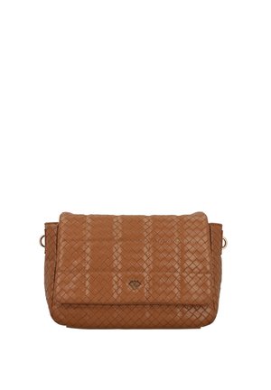 Brun vævet læder crossbody taske med et quiltet design, der har en klaplukning og dekorativ metalaccent foran.
