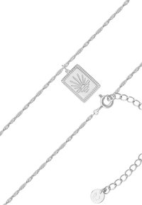 Sidabrinė suktinė grandinėlė su stačiakampiu pakabuku, kurio paviršius yra raižytas. Įtraukta užsegimas ir reguliuojama grandinėlė.