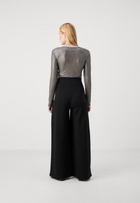 Vero Moda Maternity VMMBECKY SUPER WIDE PANTS - Kelnės - black