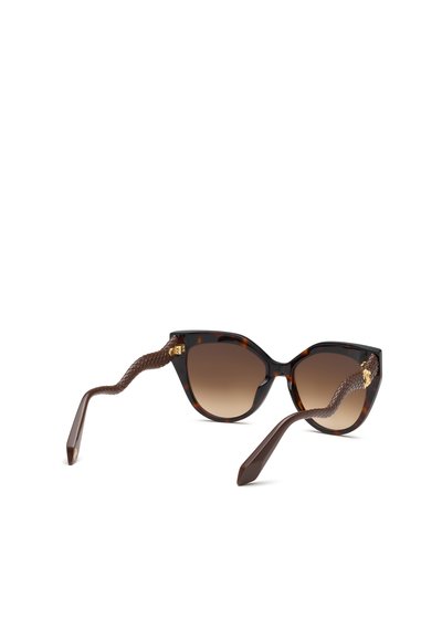 Lunettes de soleil œil de chat en écaille de tortue avec verres marron dégradés et branches marron texturées en forme de serpent avec détails dorés près des charnières.