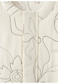 Cremefarbener Stoff mit brauner Blumenstickerei, rundem Ausschnitt und angenähter Faltenzier, glatter Textur und dezenten Designelementen.