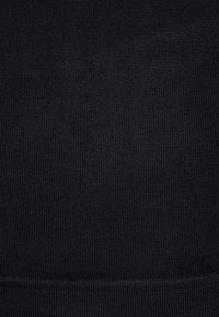 Stickad mörkblå tyg, ribbad struktur med subtila horisontella linjer, med en sömlös nederkant. Inga påfallande mönster eller detaljer.