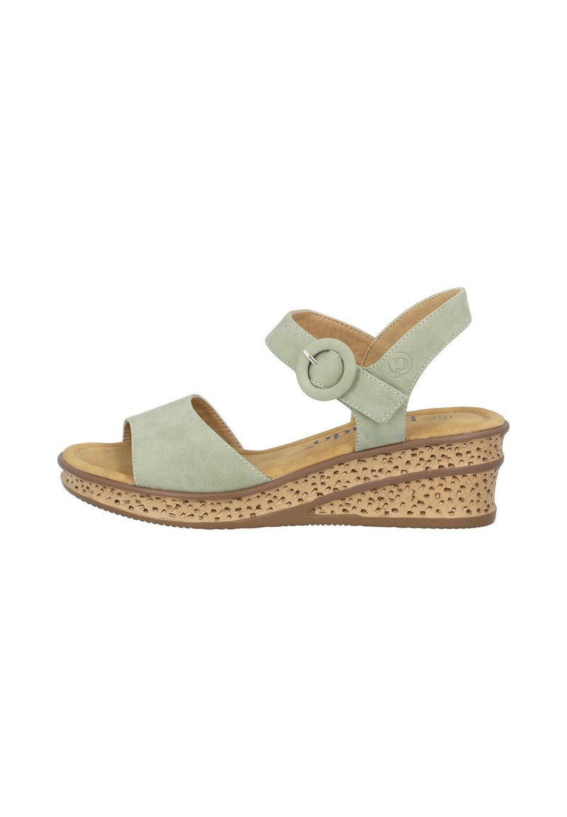 Sandalo wedge verde in suede con punta aperta, cinturino alla caviglia regolabile e accento circolare decorativo. Tacco in sughero testurizzato con dettagli perforati.