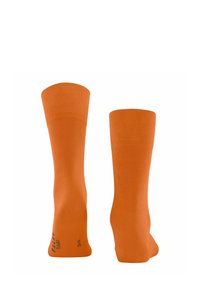 Orange Socken mit einer glatten Textur, knöchelhoch, und gerippten Bündchen, die bedruckte Schriftzüge an der Seite aufweisen.