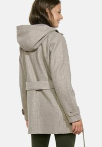 Cappotto grigio chiaro, con texture, cappuccio e cintura, dotato di polsini con bottoni e dettagli delle cuciture, progettato per una vestibilità comoda.