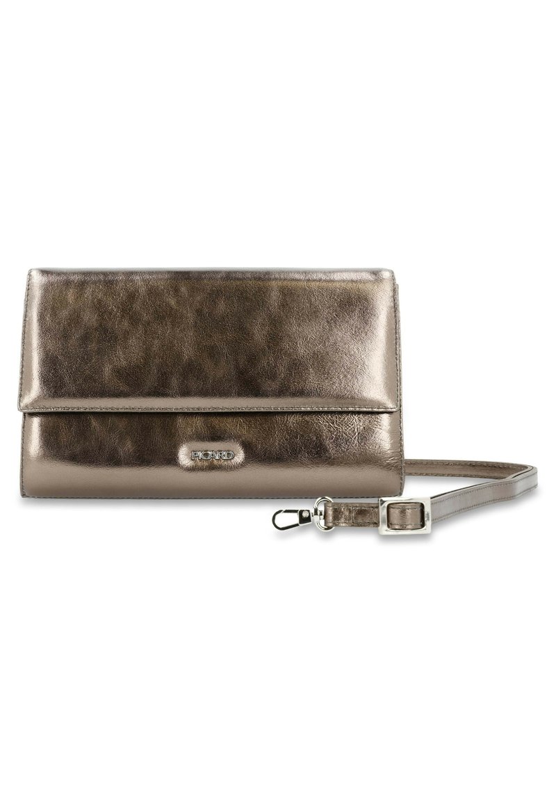 Clutch in bronzo metallico con una texture liscia, design a pieghe e tracolla rimovibile. Presenta un dettaglio con logo e una silhouette moderna e snella.