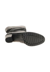 Zwarte leren enkelboot met een zachte, gekreukte bovenkant en een stevige rubberen zool met gestructureerd profiel voor grip. Gabor-logo op de zool.