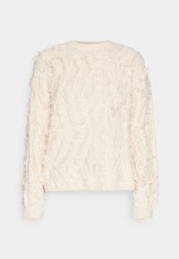 Käytävä kermahuppari, jossa on kaapeli-neulekuvio. Ominaisuuksia ovat rikkinäiset yksityiskohdat hihoissa ja vartalossa, pyöreä kaula-aukko ja ribattu hihansuu.