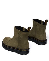Botas de tornozelo verde-azeitona, textura de camurça, painéis laterais elásticos, sola de borracha preta e costura amarela ao longo da borda. Apresenta uma alça na parte traseira.