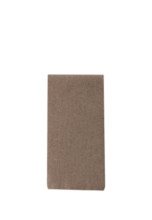 Gefalteter hellbrauner gerippter Strickschal auf weißem Hintergrund dargestellt.