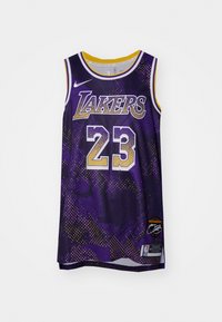 Fioletowy koszulka do koszykówki z żółtymi akcentami, z napisem "LAKERS" i numerem "23" w białym i złotym kolorze oraz fakturą. Logo NBA na dole.