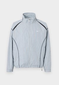 Ελαφρύ μπουφάν με φερμουάρ, μπλε και λευκό καρό σχέδιο, όρθιο γιακά, ελαστικές μανσέτες και πλαϊνές τσέπες με μαύρες λεπτομέρειες.