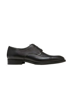 Chaussure habillée en cuir noir pour homme avec laçage fermé, bout arrondi et petit talon empilé, vue de côté extérieure sur fond blanc.