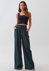TUSSAH ANDREA - Hlače - emerald