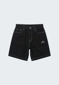 Pantalones cortos de mezclilla negra con costuras en contraste blancas, bolsillos delanteros, cierre de botones y un pequeño logo blanco de PXP en la pierna derecha.