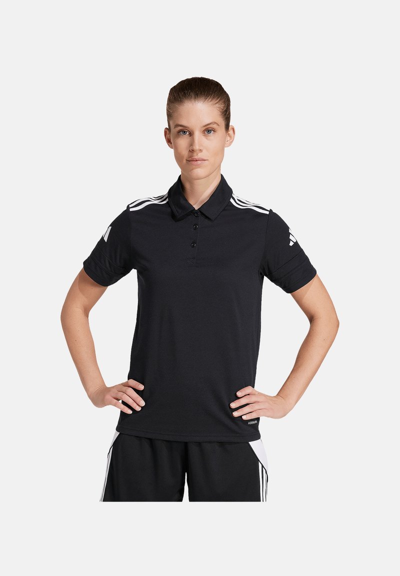 Zwart poloshirt met korte mouwen, een kraag en drie knopen, met witte Adidas-strepen op de schouders en branding op de mouw.