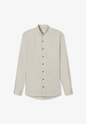 Beiges Herrenhemd mit langen Ärmeln, Stehkragen und dunklen Knöpfen vorne, schlanke Passform, auf weißem Hintergrund dargestellt.