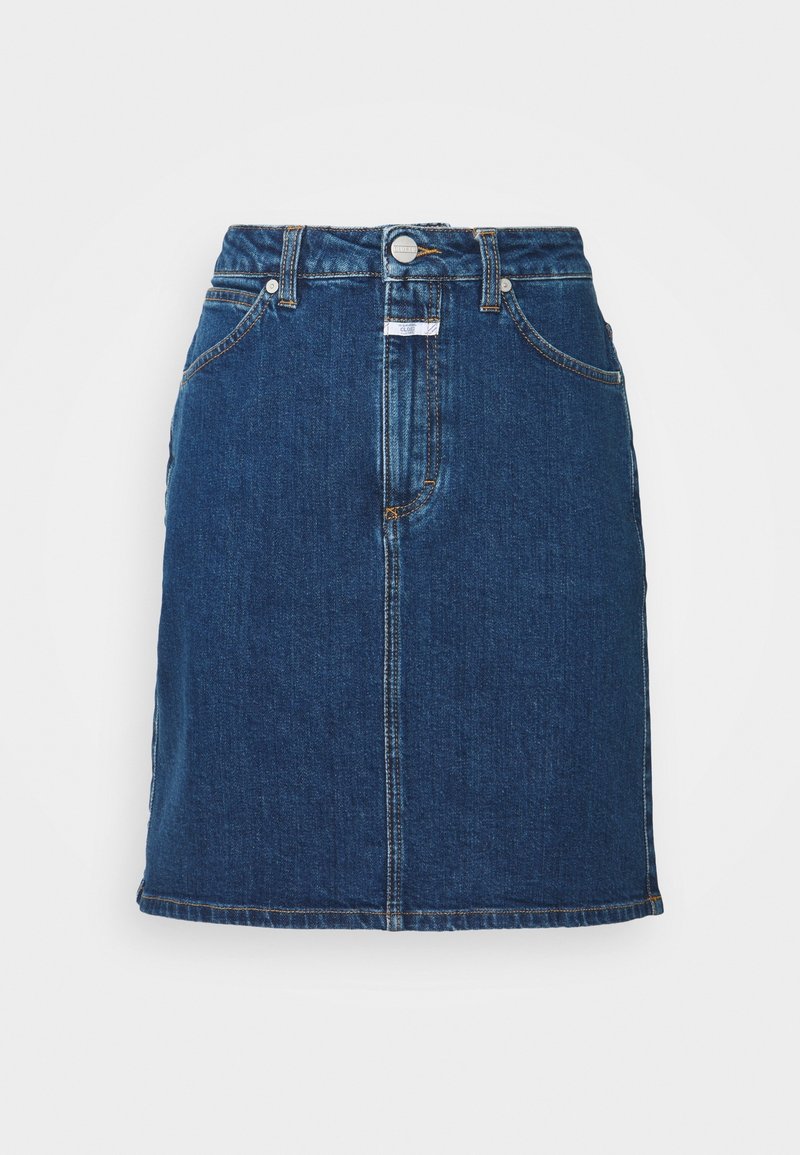 Mini-jupe en jean bleu avec bouton et fermeture éclair à l'avant, passants de ceinture et poches latérales sur fond blanc.