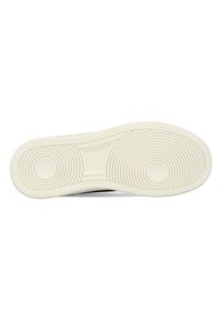 Witte rubberen sneakerzool met een cirkelvormig loopvlakpatroon, met een gladde textuur en een gedefinieerd steunpunt voor de voetboog.