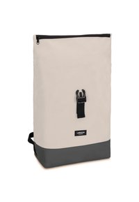 Ljusbeige vattentät ryggsäck med en grå botten, toppdragkedja och ett svart justerbart band. Har en logotag på framsidan.