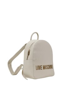 Mochila de imitación de cuero blanca con forma redondeada, logo dorado en relieve "LOVE MOSCHINO", bolsillo lateral con cremallera y correas ajustables.