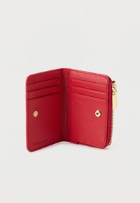 Punainen nahkainen lompakko, jossa on teksturoidu viimeistely, useita korttipaikkoja, vetoketjullinen suljin ja kultainen nappikoriste.