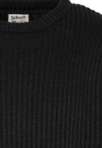 Czarny prążkowany sweter z okrągłym dekoltem. Wykonany z teksturowanej tkaniny z pionowymi liniami. Etykieta z napisem „Schott N.Y.C.”