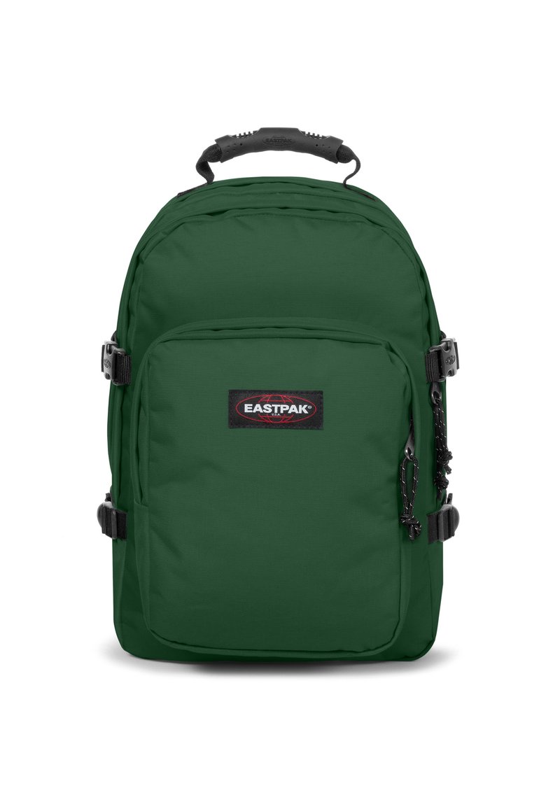 Zaino in nylon verde con spallacci imbottiti, maniglia superiore, tasca anteriore con zip, fibbie laterali e patch con logo. Trama liscia e forma rettangolare.