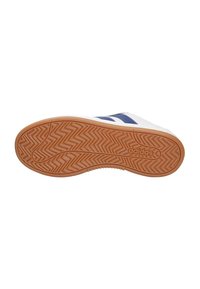 Suola di sneakers bianche con un motivo a spina di pesce, caratterizzata da una suola in gomma marrone. Include accenti blu navy e il logo adidas.