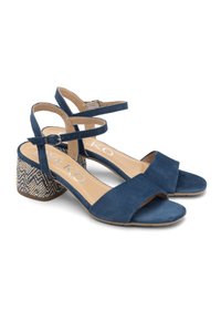 Sandali in suede blu navy con tacco a blocco e dettagli intrecciati. Il design prevede cinturini incrociati alla caviglia e punta aperta.