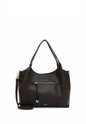 Bolso de mano de piel texturizada marrón oscuro con doble asa, bolsillo delantero con cremallera y correa de hombro desmontable sobre fondo blanco.