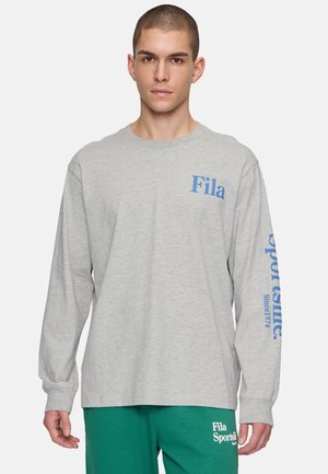 Grijs T-shirt met lange mouwen van katoen, met een blauw "Fila" logo op de borst en "Sportsline" tekst langs de linker mouw. Eenvoudig ontwerp.