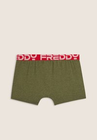 Boxer in cotone verde con ampio elastico in vita rosso con logo "FREDDY" ripetuto in bianco. Taglio a gamba dritta.