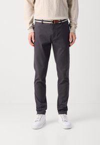 Chino-broeken in donkergrijs met een slim fit, gemaakt van katoen. Kenmerken zijn een platte voorkant, zijzakken en een bruine riem met een gestreept ontwerp.