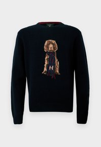 Mornaricno plavi pleteni pulover s detaljnim dizajnom psa koji nosi šal. Mekana tekstura, okrugli izrez i rebrasti manžeti i donji rub.