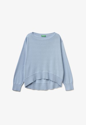 Pull bleu clair à manches longues avec encolure ronde côtelée, poignets et ourlet asymétrique côtelé, posé à plat sur fond blanc.