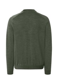 Zielony oliwkowy sweter z długim rękawem, wykonany na drutach, z prążkowanymi mankietami, dołem i okrągłym dekoltem, pokazany z tyłu.