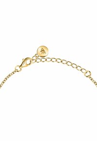 Bracciale in oro con chiusura a moschettone, caratterizzato da un dettaglio a punta rotonda inciso con un motivo a foglia. Texture liscia e segmenti a catena ovali collegati.