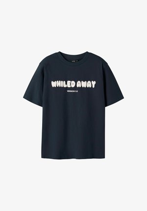 Musta lyhythihainen T-paita, jossa valkoinen paksu teksti "WHILED AWAY" ja sitä pienempi teksti "VERSION 2.0" paidan etuosan keskellä.