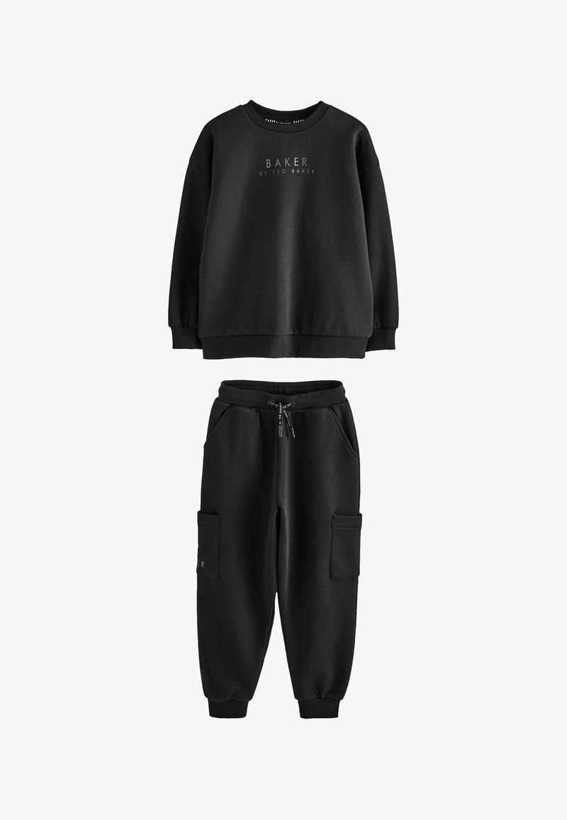 Must üle suur pusa, millel on kiri "Baker by Ted Baker", ning sobivad mustad jogger-püksid, millel on nöörvöökoht ja küljetaskud.