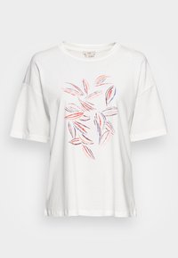 Camiseta blanca de algodón de manga corta con un patrón de hojas colorido en rojo, azul y marrón. Corte relajado, escote redondo.