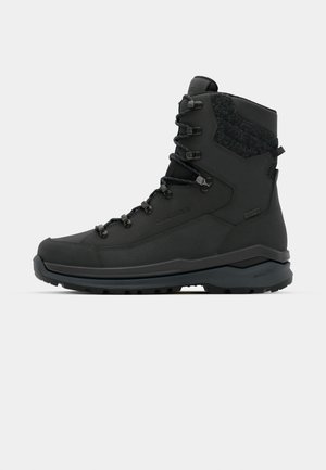 Schwarzer Wanderschuh mit hohem Schaft, strukturierten Stoffakzenten, Schnürsystem und einer robusten Gummisohle, die für Traktion sorgt.