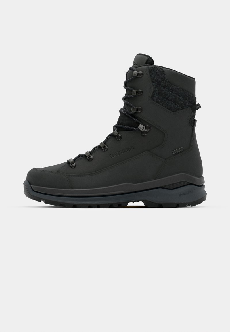 Schwarzer Wanderschuh mit hohem Schaft, strukturierten Stoffakzenten, Schnürsystem und einer robusten Gummisohle, die für Traktion sorgt.