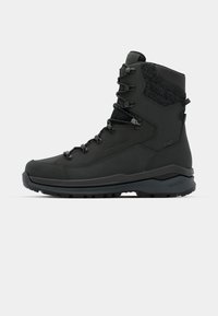 Schwarzer Wanderstiefel mit strukturierten Stoffakzenten, Metallösen und robustem Profil. Verfügt über ein hohes Schaftdesign für Unterstützung und Stabilität.