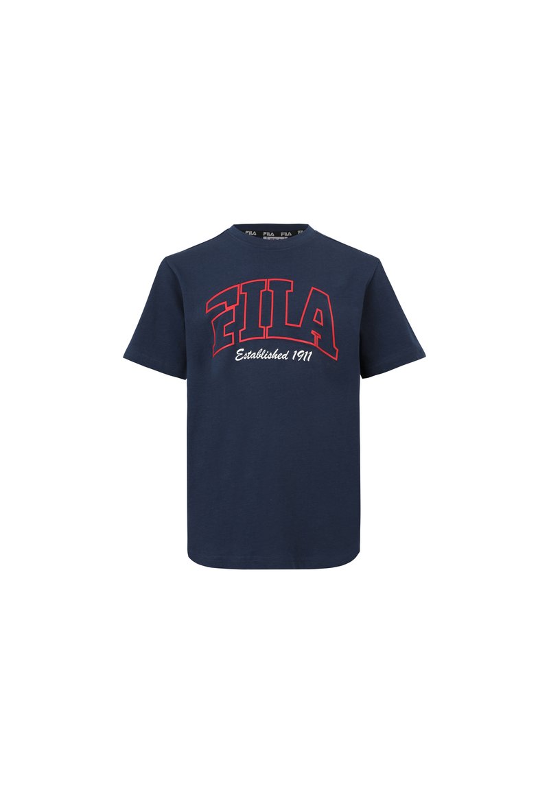 Camiseta de algodón de color azul marino con mangas cortas. Gran logo rojo "FILA" en el frente, y "Establecida en 1911" en blanco debajo del logo.