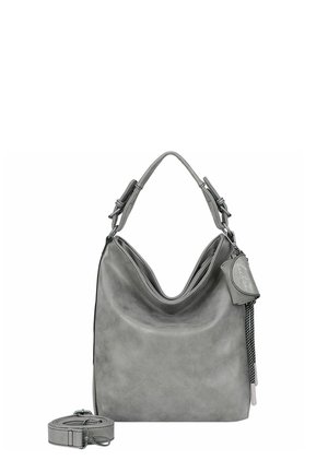 Sac à épaule en cuir gris au design décontracté, avec une seule poignée et une bandoulière détachable. Il est orné d'une étiquette décorative et d'accents texturés.
