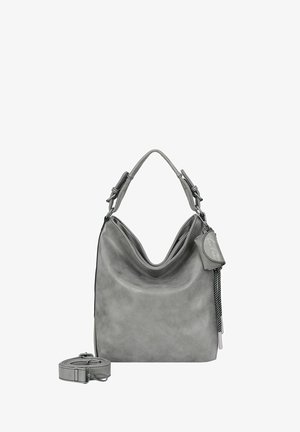 Sac à épaule en cuir gris au design décontracté, avec une seule poignée et une bandoulière détachable. Il est orné d'une étiquette décorative et d'accents texturés.