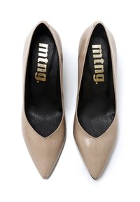 Scarpe col tacco beige con punta affusolata e superficie in pelle liscia. La soletta nera presenta il logo dorato "mtng.".